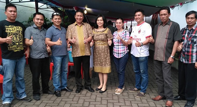 Ivan Sarundajang dan isteri Jasinta Paat bersama masyarakat tondano pada acara Open House Pengucapan Syukur kemarin