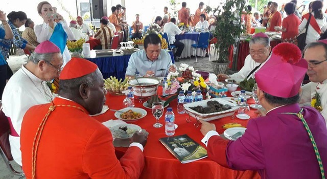 Ivan Sarundajang saat makan siang bersama Duta Besar Vatikan Mgr Antonio Guido Filipazi dan beberapa Uskup