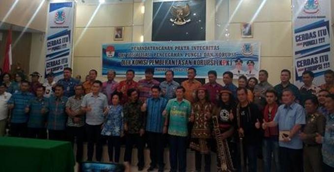 Foto bersama usai penandatanganan pakta integritas