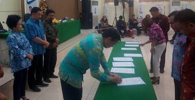 Walikota Vicky Lumentut menandatangani pakta integritas anti pungli