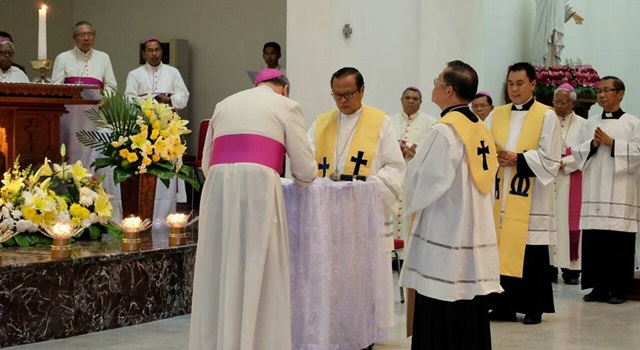 Mgr Benedictus Estephanus Rolly Untu MSC di hadapan Duta Besar Vatikan Mgr Antonio Guido Filipazi