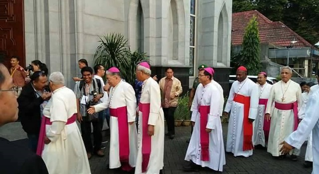 Perarakan masuk ke Gereja Katedral Manado pada Misa Pemberkatan Simbol-simbol Uskup (insignia) 
