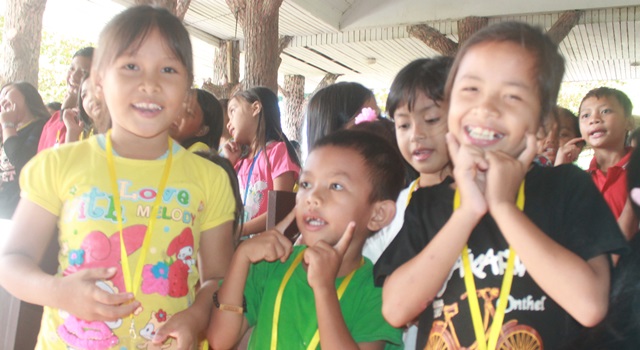 Senyum ceriah anak-anak peserta Perkemahan Rohani Anak dan Remaja Kevikepan Tondano