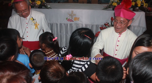 Anak-anak dan remaja berebutan untuk berjabat tangan dengan Mgr Benedictus Estephanus Rolly Untu MSC dan Mgr Joseph Suwatan MSC