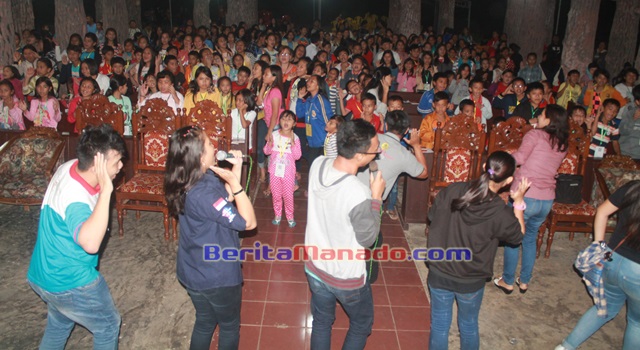 Kegembiraan peserta perkemahan saat atraksi gerak dan lagu bersama Tim Animasi KKI keuskupan Manado