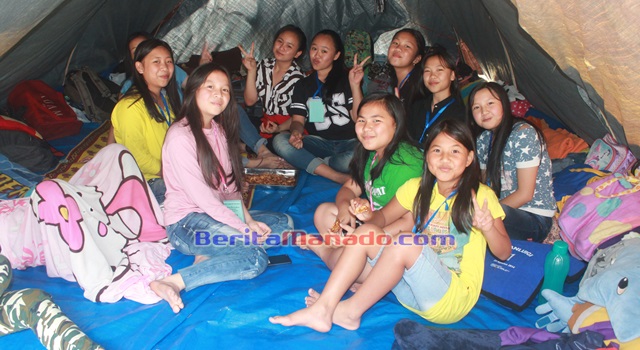 Sebagian peserta Perkemahan Rohani Anak dan Remaja saat beristirahat di dalam tenda