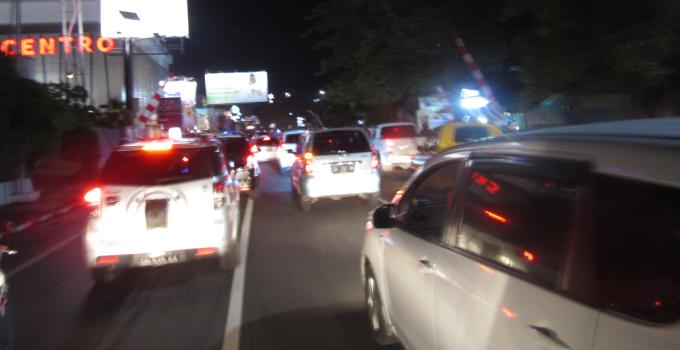 kemacetan lalulintas di ruas Boulevard, Kamis (13/7/2017) malam