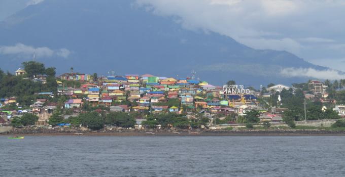 Kota Manado di lihat dari pantai
