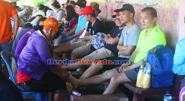 Para wisatawan Tiongkok saat emnikmati pijat air belerang di Obje Wisata Bukit Kasih Kanonang