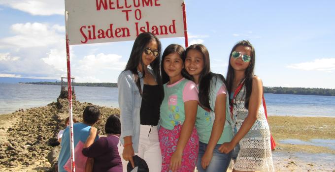 Wisatawan lokal di Pulau Siladen