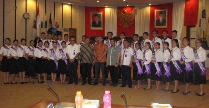 Foto bersama Finalis Remaja Teladan GMIM, Marhanny Pua, Mooddy Rondonuwu, Raski Mokodompit dan Dicky Makagansa