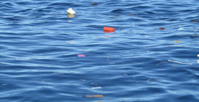 Sampah di Teluk Manado (Foto BeritaManado.com, pekan ini)