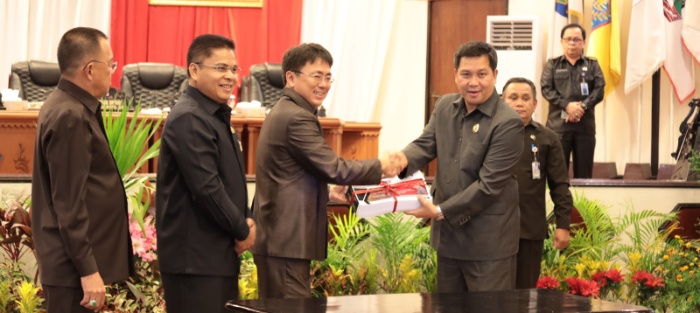 Steven Kandouw menerima Perda dari Ketua DPRD Sulu