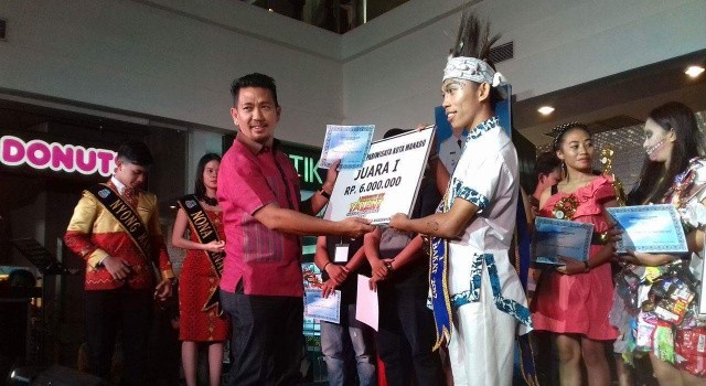 Penyerahan hadiah juara 1 Manado Mencari Bakat oleh Hengky Kawalo