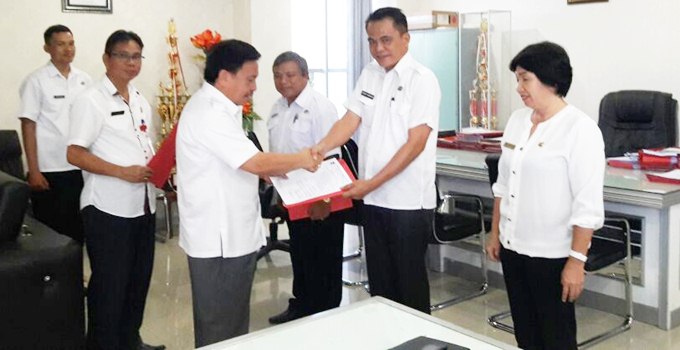 vecky monigir menerima surat perintah sebagai pelaksana tugas kepala DKP Mitra