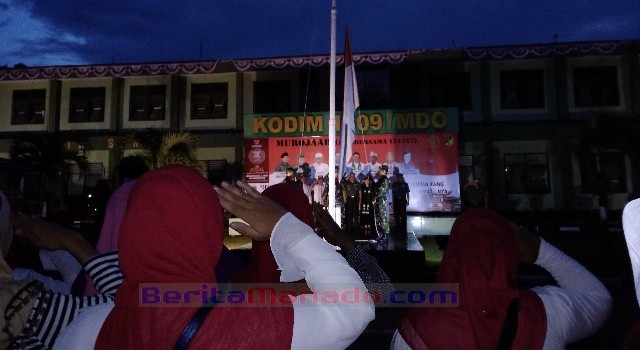 Penurunan bendera usai pelaksanaan doa bersama 171717 Indonesia lebih kasih sayang