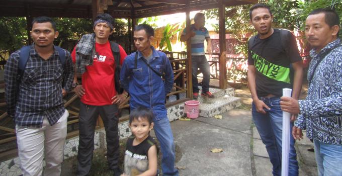 Abineno Mangetang (pakai merah) bersama wartawan online Bitung usai Musda