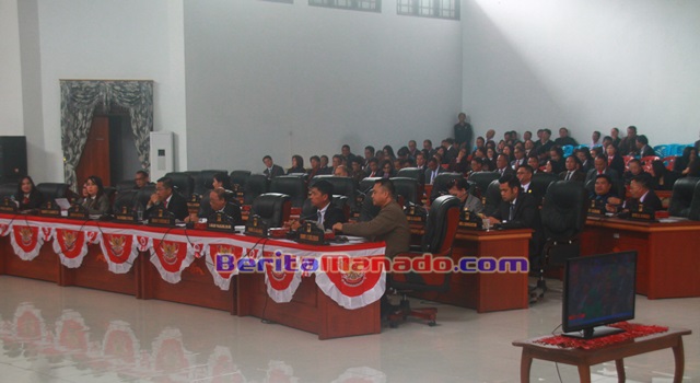 Peserta Rapat Paripurna Istimewa DPRD Minahasa saat mengikuti Pidato Kenegaraan Presiden RI 