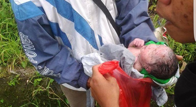 Bayi perempuan yang ditemukan tukang ojek saat hendak dibawa ke Puskesmas