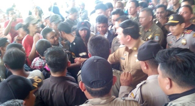Wakil Walikota Manado Mor Dominus Bastiaan Menerima Demo Pedagang pasar Kota Manado