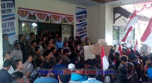 Ketua DPRD Kota Manado Nortje Van Bone menerima aksi dari pedagang pasar Kota Manado yang menggelar aksi demo di Gedung DPRD Kota Manado