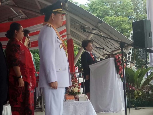 Ketua DRPD Kota Manado Nortje Van Bone membacakan teks proklamasi saat upacara bendera RI ke 72 di lapangan Sparta Tikala