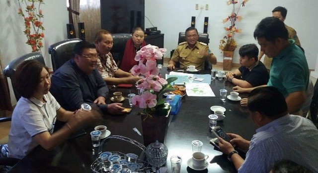 Wabup Ir Joppi Lengkong presentasikan keunggulan Minut.(foto: staf khusus Wabup Minut)