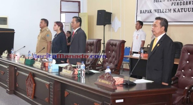 Ketua DPRD Minut Berty Kapojos didampingi Wakil Ketua Denny Wowiling, memimpin jalannya rapat.