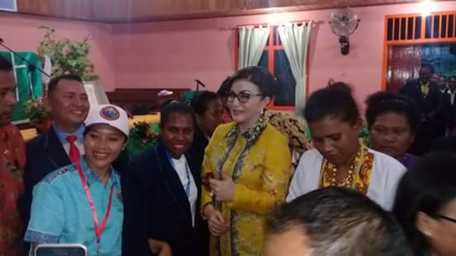 Bupati Minsel Christiany Eugenia Paruntu SE Dengan Masyarakat di Pedalaman Papua