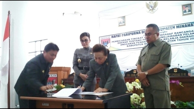 Penandatanganan oleh Ketua DPRD Minsel Jenny Johana Tumbuan SE
