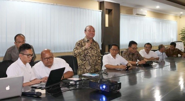 Tim Deputi Kementerian BUMN mempresentasikan rencana pengembangan bisnis pariwisata di Minut.(foto: Staf Khusus Bupati Minut)