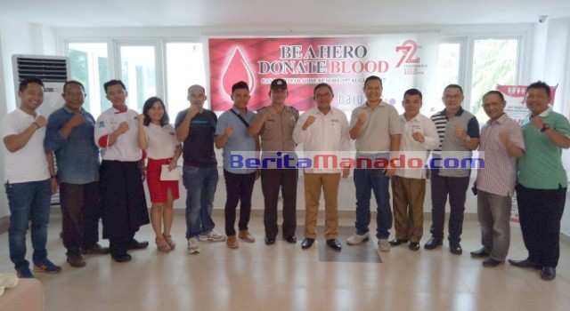 Ketua PMI Minut Joppi Lengkong bersama GM Casabaio Paradise Resort Fendy Lakada bersama tim donor darah.