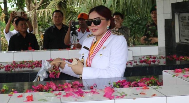Bupati Vonnie Panambunan melakukan tabur bunga di makam pahlawan Maria Walanda Maramis.(foto: Humas Pemkab Minut)