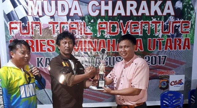 Hukum Tua Kaima Meidy Kumaseh menyerahkan hadiah kepada pemenang pertama asal Desa Kakas.(Foto: Pemdes Kaima)