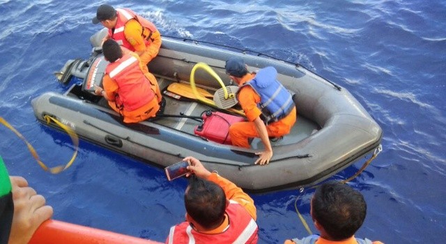Tim Basarnas menggunakan perahu karet, melakukan pencarian korban tenggelam.(foto: Basarnas Manado)