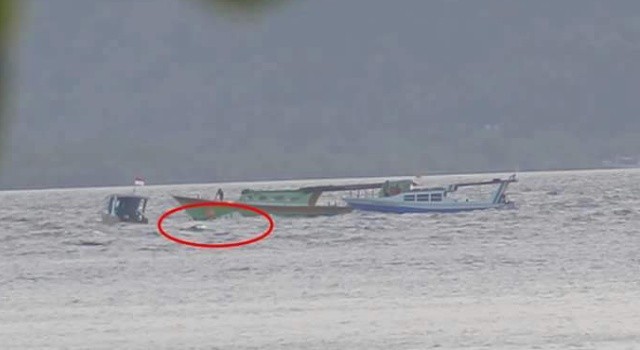 Proses evakuasi korban kecelakaan perahu yang ditumpangi senator Stevanus Liow dan rombongan.(foto: dokumentasi warga)