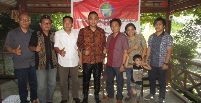 Ketua IWO Bitung terpilih, Hesky Goni, foto bersama pengurus wilayah IWO Sulut