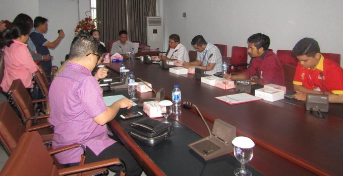 Rapat Komisi 2 DPRD Sulut bersama Indomaret dan Alfamart