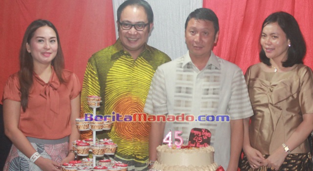 Careig Naichel Runtu saat foto bersama dengan Ivan Sarundajang