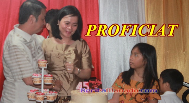 Ivan Sarundajang memeluk isteri tercinta Jasinta Paat usai meniup lilin kue ulang tahun