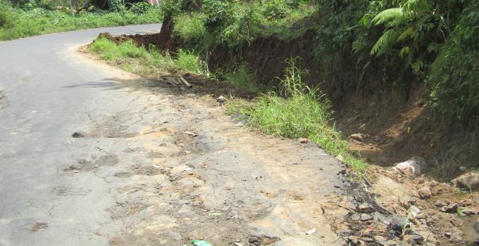 Jalan tanjakan Desa Kembes antara Koka-Kembes yang rusak parah akibat terjangan air saat hujan deras beberapa waktu lalu