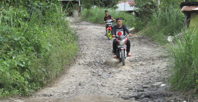 Kondisi jalan rusak parah di kampung Langowan