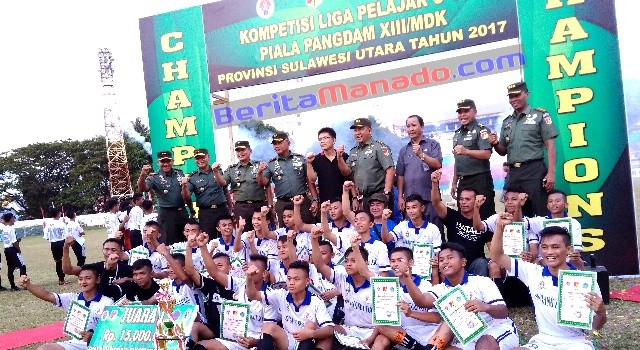 Foto bersama juara 1 Pangdam Merdeka Cup Bintang Muda FC Matali dan Mayjen TNI Ganip Warsito bersama para perwira