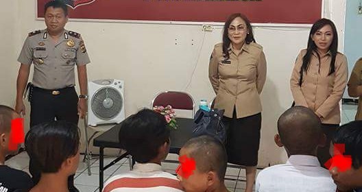 Kapolsek Maesa bersama Bunda Asuh Anak Kota Bitung saat memberikan pengarahan kepada anak-anak yang diamankan Polsek Maesa