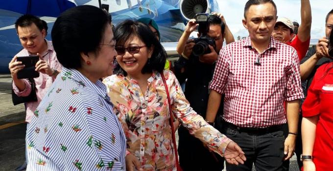 Ketua Ikatan Wartawan Online (IWO) Sulut ikut menyambut kedatangan Megawati