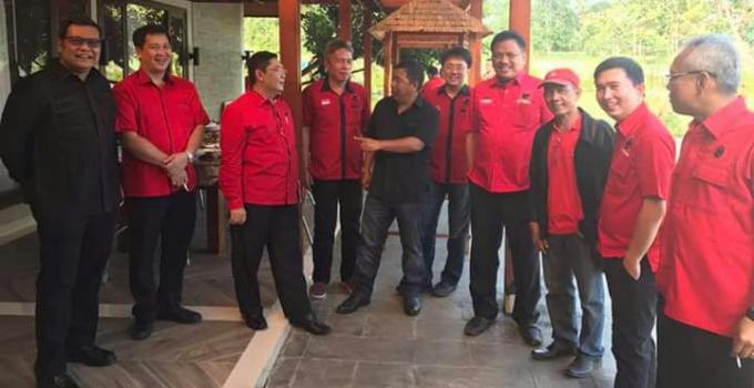 Pengurus PDIP Sulut terdiri dari pimpinan DPRD dan kepala daerah menunggu kedatangan Ketua Umum PDI-Perjuangan, Megawati Soekarno Putri