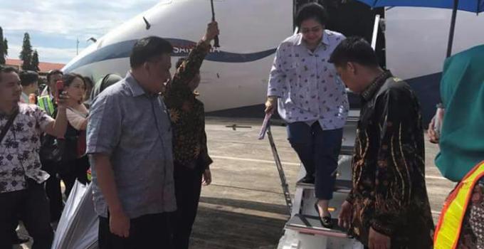 Megawati turun dari pesawat di bandara Sam Ratulangi Manado, sambut Ketua DPD PDIP Sulut, Olly Dondokambey