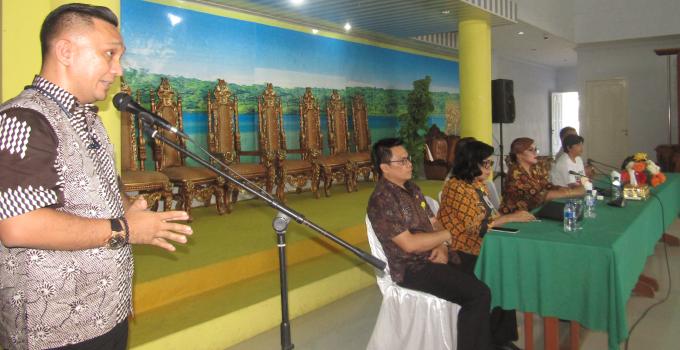 Ketua IWO Sulut, Victor Rarung, menyampaikan sambutan