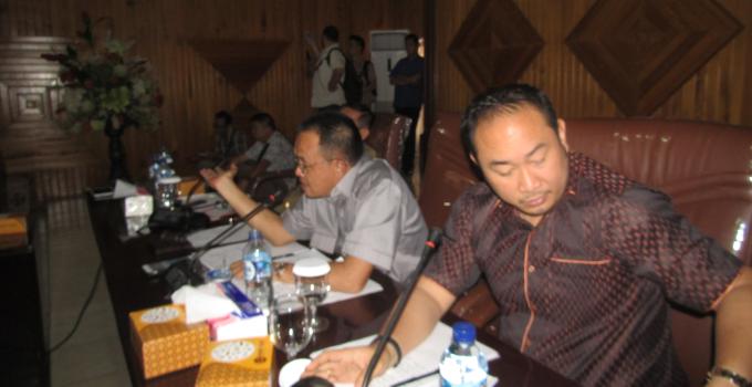 Rapat dipimpin Wakil Ketua DPRD Sulut, Wenny Lumentut, didampingi Ketua Komisi 1 Ferdinand Mewengkang dan Wakil Ketua Komisi 3 Edwin Lontoh