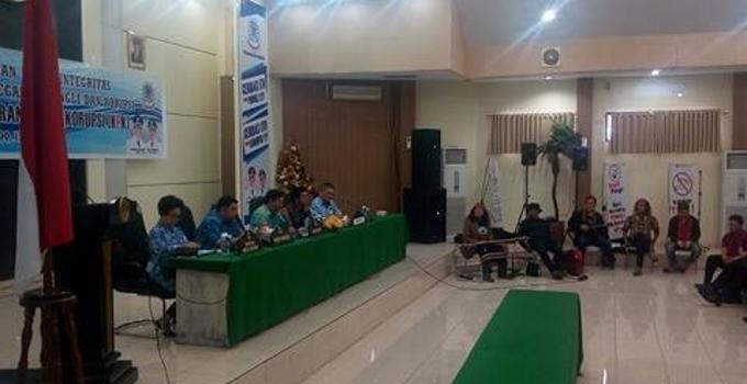 Pakta Integritas KPK dan Pemkot Manado meja pimpinan